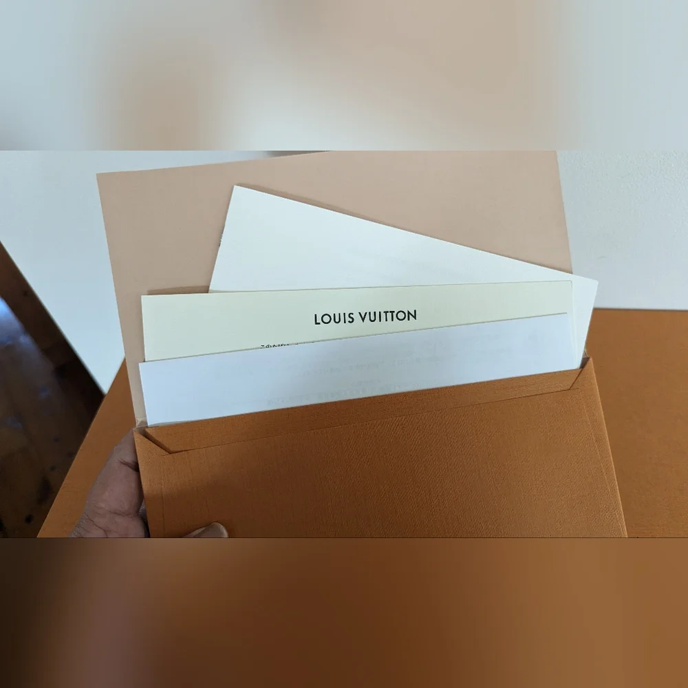 Louis Vuitton original care services envelope - Picture 2 of 4